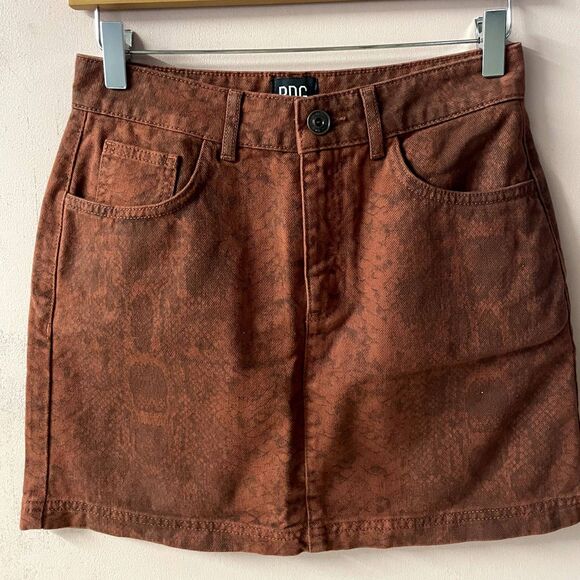 BDG Urban Outfitters NWOT Rust Snake Print Denim Mini Skirt Size S - Picture 4 of 11
